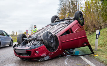 Auto überschlägt sich auf B14: Eine Person verletzt - Bild 08_0