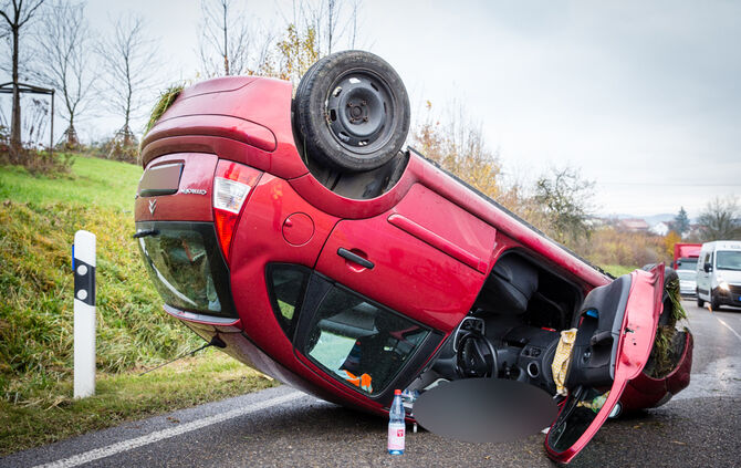 Auto überschlägt sich auf B14: Eine Person verletzt - Bild 03_1