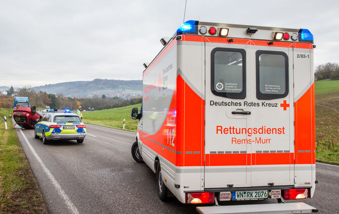 Auto überschlägt sich auf B14: Eine Person verletzt - Bild 06_3