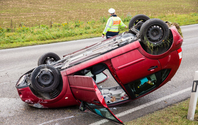 Auto überschlägt sich auf B14: Eine Person verletzt - Bild 02_4