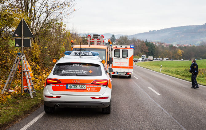 Auto überschlägt sich auf B14: Eine Person verletzt - Bild 01_6