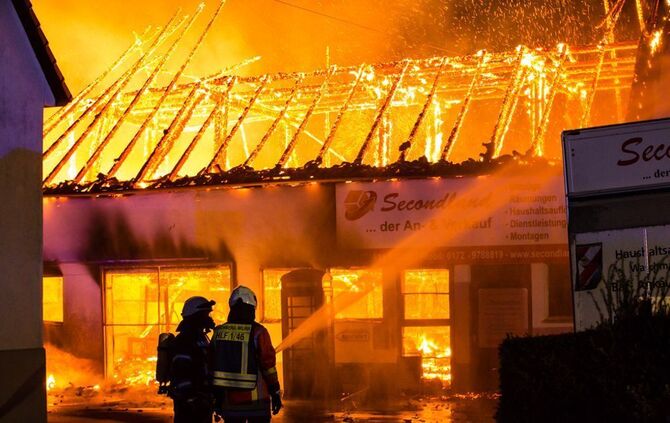 Großbrand zerstört Gebäude_0