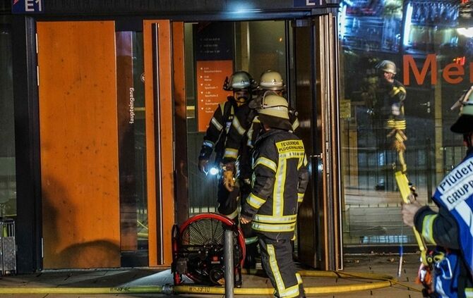 Starke Rauchentwicklung bei Brand im Schulzentrum  - Bild 18_0
