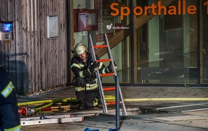 Starke Rauchentwicklung bei Brand im Schulzentrum  - Bild 06_1