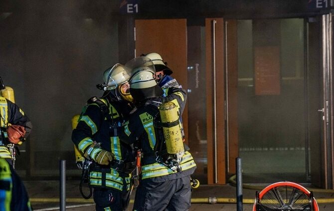 Starke Rauchentwicklung bei Brand im Schulzentrum  - Bild 03_3