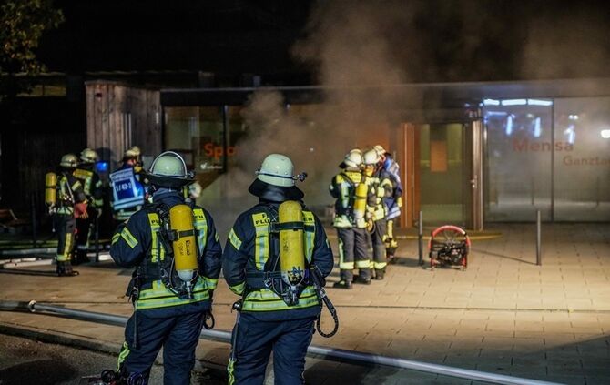 Starke Rauchentwicklung bei Brand im Schulzentrum  - Bild 13_13