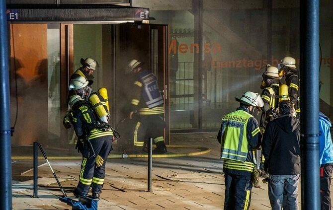 Starke Rauchentwicklung bei Brand im Schulzentrum  - Bild 15_15
