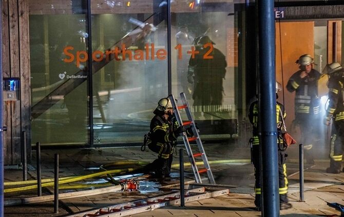 Starke Rauchentwicklung bei Brand im Schulzentrum  - Bild 16_16