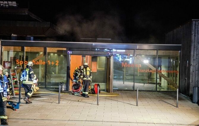 Starke Rauchentwicklung bei Brand im Schulzentrum  - Bild 25_24