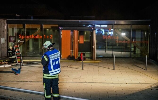 Starke Rauchentwicklung bei Brand im Schulzentrum  - Bild 27_26