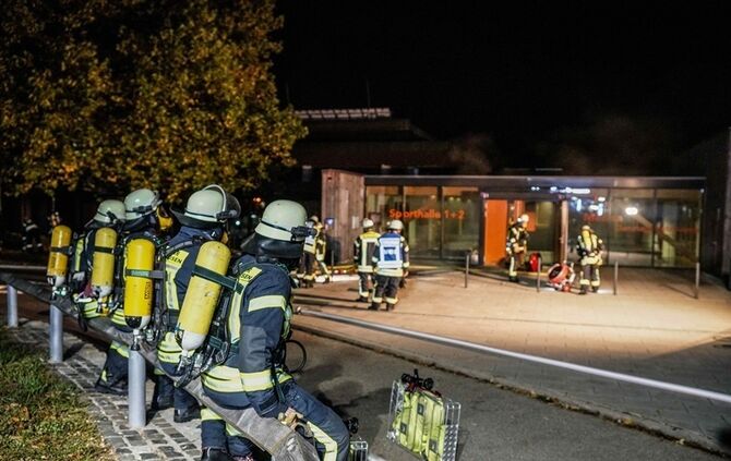 Starke Rauchentwicklung bei Brand im Schulzentrum  - Bild 36_35