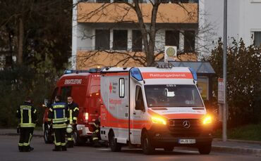 Blaulicht rehhaldenweg rettungswagen schorndorf rettungseinsatz Feuerwehr symbol symbolbild symbolfoto