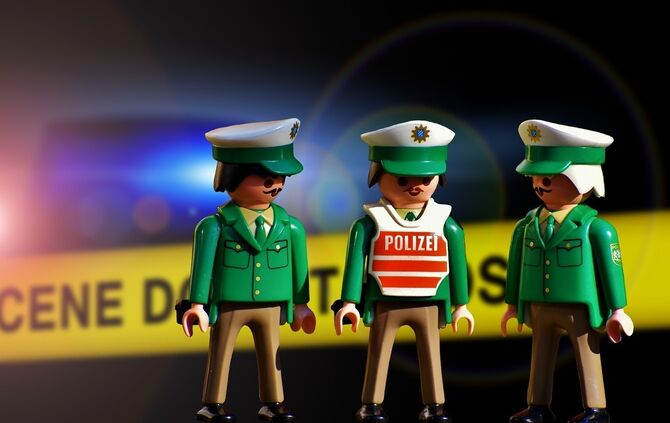 police-officers-2556094_1920