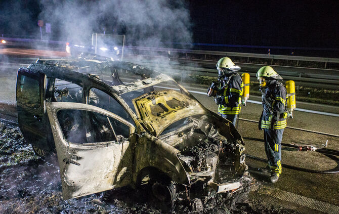 Fahrzeug brennt auf der Bundesstraße - Bild 06_0