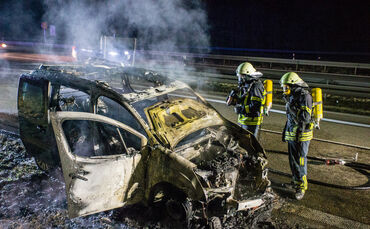 Fahrzeug brennt auf der Bundesstraße - Bild 06_0