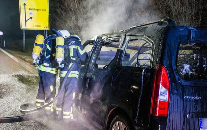 Fahrzeug brennt auf der Bundesstraße - Bild 16_1