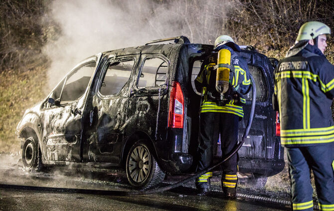 Fahrzeug brennt auf der Bundesstraße - Bild 15_2