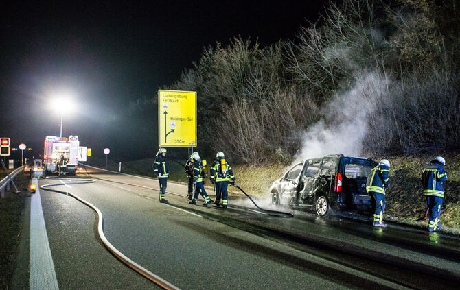 Fahrzeug brennt auf der Bundesstraße - Bild 13_4