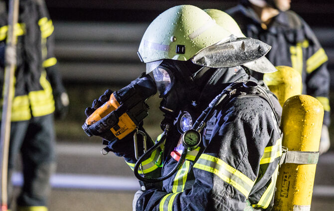 Fahrzeug brennt auf der Bundesstraße - Bild 11_6