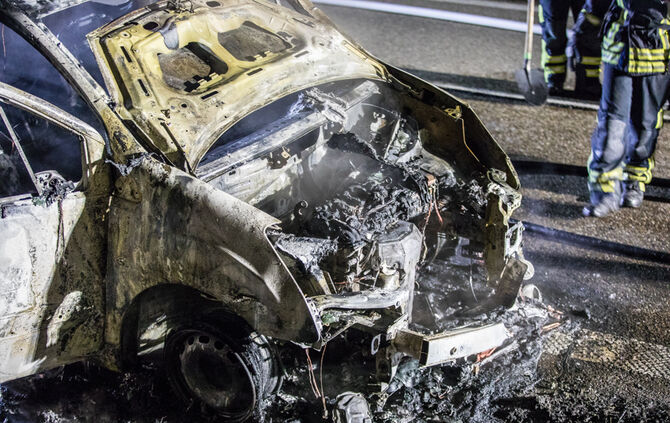 Fahrzeug brennt auf der Bundesstraße - Bild 10_7