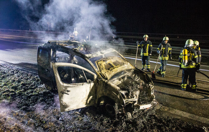 Fahrzeug brennt auf der Bundesstraße - Bild 05_8