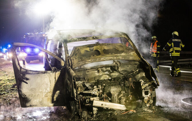 Fahrzeug brennt auf der Bundesstraße - Bild 09_9