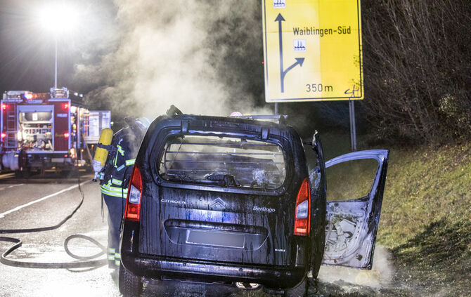 Fahrzeug brennt auf der Bundesstraße - Bild 08_10
