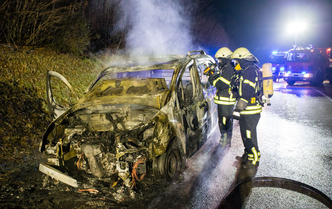 Fahrzeug brennt auf der Bundesstraße - Bild 07_11