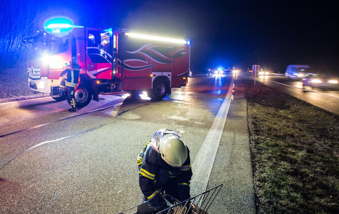 Fahrzeug brennt auf der Bundesstraße - Bild 04_12
