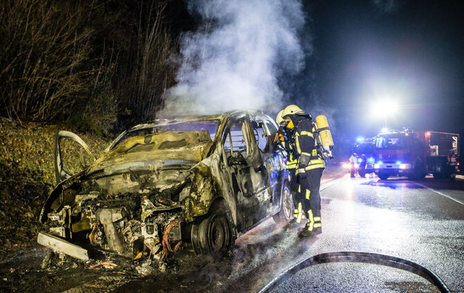 Fahrzeug brennt auf der Bundesstraße - Bild 03_13