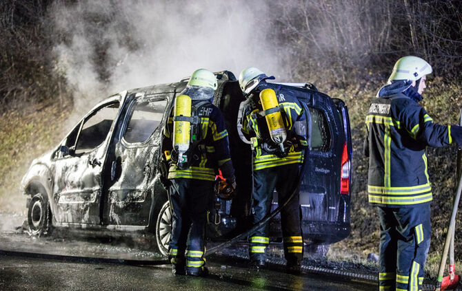 Fahrzeug brennt auf der Bundesstraße - Bild 02_14