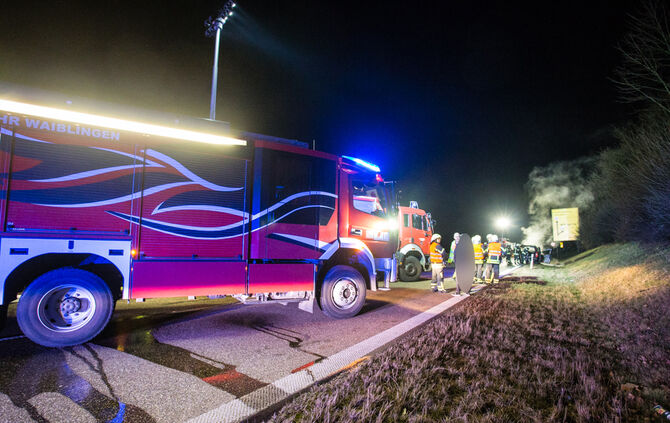Fahrzeug brennt auf der Bundesstraße - Bild 01_15