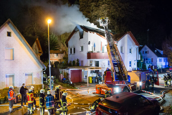Brand im Dachgeschoss, Daukernweg, Rudersberg-Oberndorf, 14.11.2020.