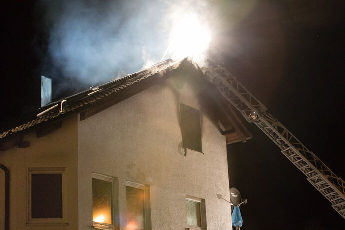 Brand im Dachgeschoss, Daukernweg, Rudersberg-Oberndorf, 14.11.2020.