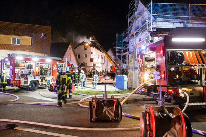 Brand im Dachgeschoss, Daukernweg, Rudersberg-Oberndorf, 14.11.2020.
