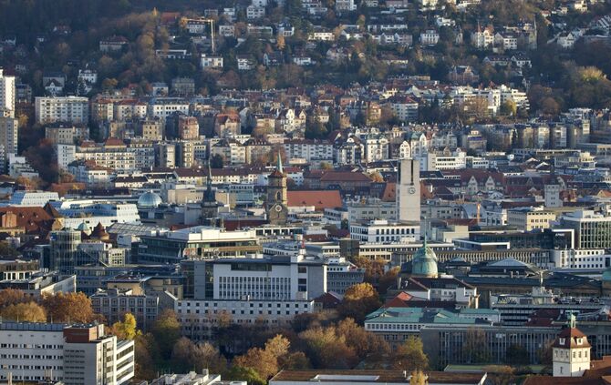 Stuttgart Blick vom Monte scherebelino auf die Innenstadt Rathaus symbol symbolbild symbolfoto