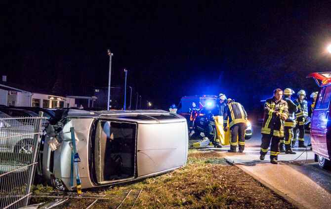 Auto prallt gegen Zaun und fällt auf Beifahrerseite - Bild 06_0