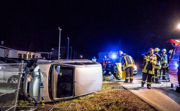 Auto prallt gegen Zaun und fällt auf Beifahrerseite - Bild 06_0