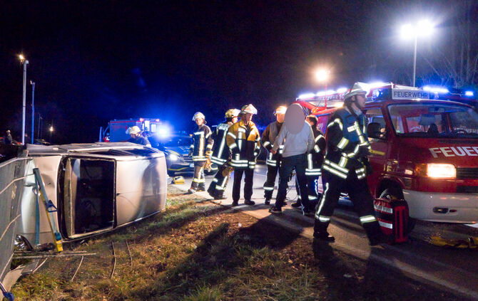 Auto prallt gegen Zaun und fällt auf Beifahrerseite - Bild 13_1