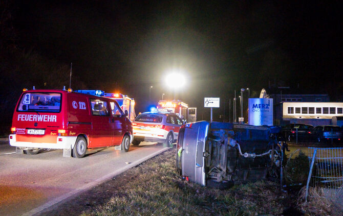Auto prallt gegen Zaun und fällt auf Beifahrerseite - Bild 12_2