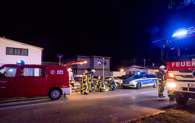 Auto prallt gegen Zaun und fällt auf Beifahrerseite - Bild 11_3
