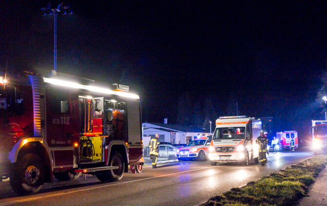 Auto prallt gegen Zaun und fällt auf Beifahrerseite - Bild 10_4