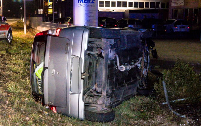 Auto prallt gegen Zaun und fällt auf Beifahrerseite - Bild 09_5