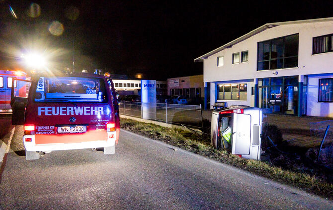 Auto prallt gegen Zaun und fällt auf Beifahrerseite - Bild 08_6