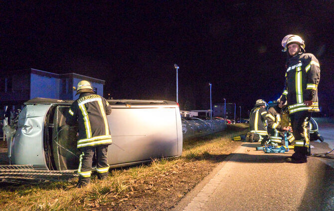 Auto prallt gegen Zaun und fällt auf Beifahrerseite - Bild 07_7