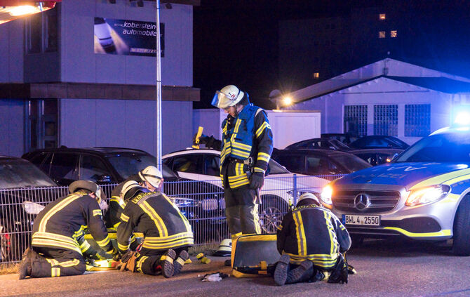 Auto prallt gegen Zaun und fällt auf Beifahrerseite - Bild 05_8