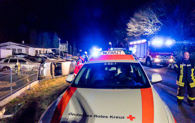 Auto prallt gegen Zaun und fällt auf Beifahrerseite - Bild 04_9