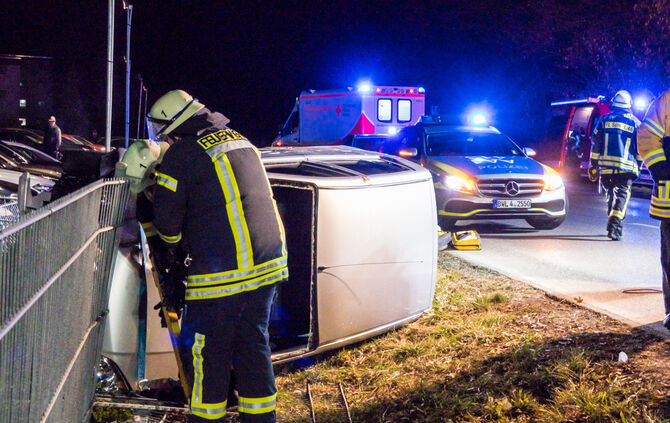 Auto prallt gegen Zaun und fällt auf Beifahrerseite - Bild 03_10