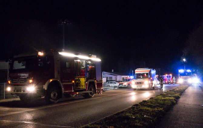 Auto prallt gegen Zaun und fällt auf Beifahrerseite - Bild 01_12