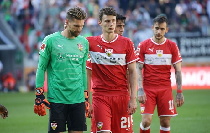 Zieler und Pavard nach dem Debakel in Augsburg_0